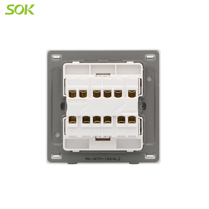 4_Gang_4Way_Switch_White_(1).png